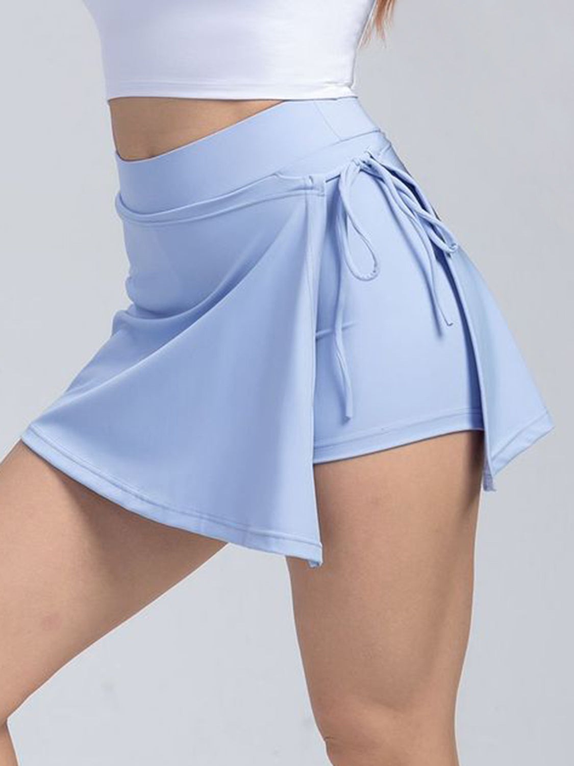 Short actif taille haute noué