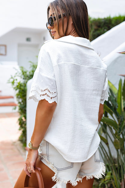 Blusa con cuello en V y manga empalmada de encaje arrugado blanca