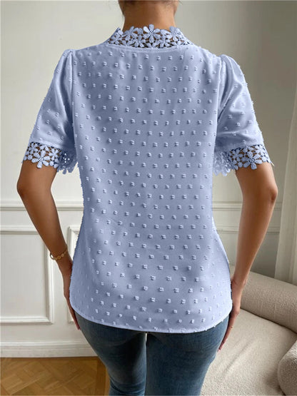 Blusa de manga corta con cuello en V y lunares suizos