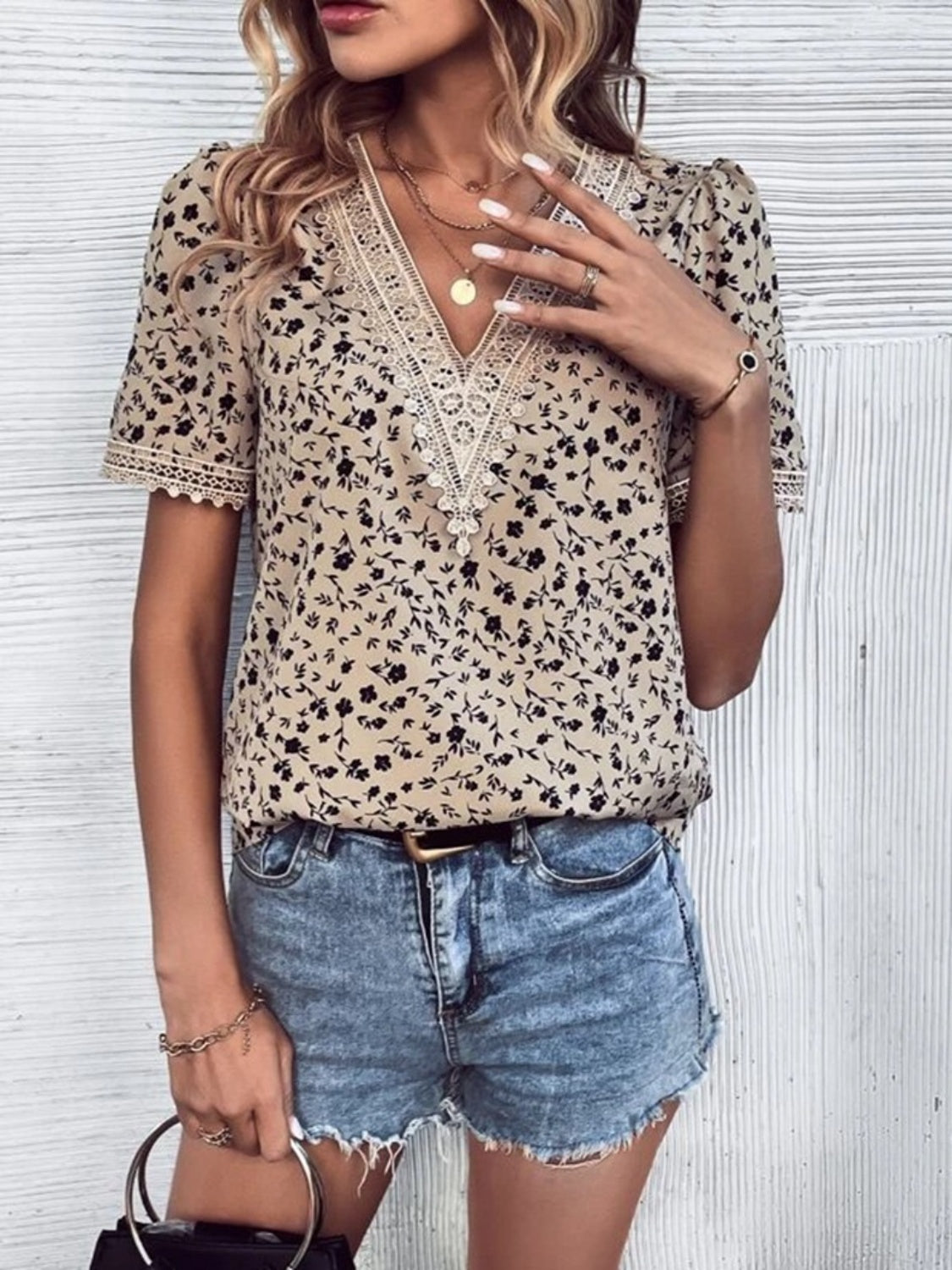 Blusa de manga corta con cuello en V estampada de tamaño completo