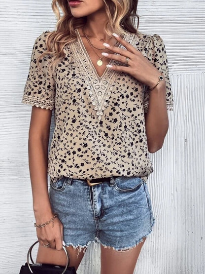 Blusa de manga corta con cuello en V estampada de tamaño completo