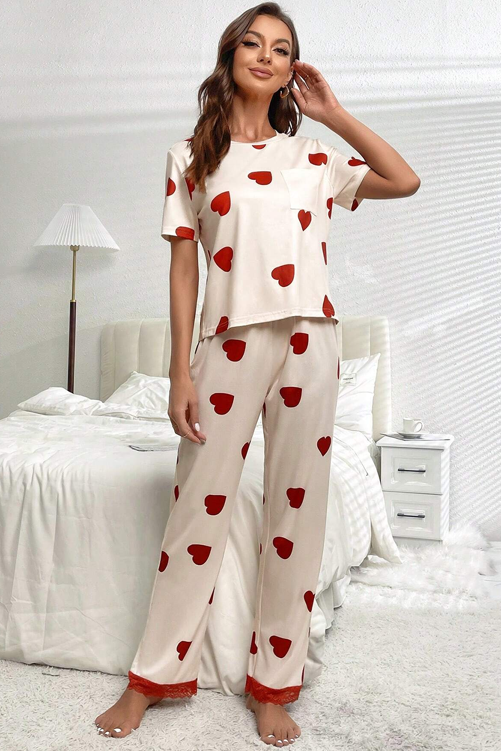 Conjunto de pijama con pantalones y camiseta con dobladillo de encaje y estampado de corazones de San Valentín blanco