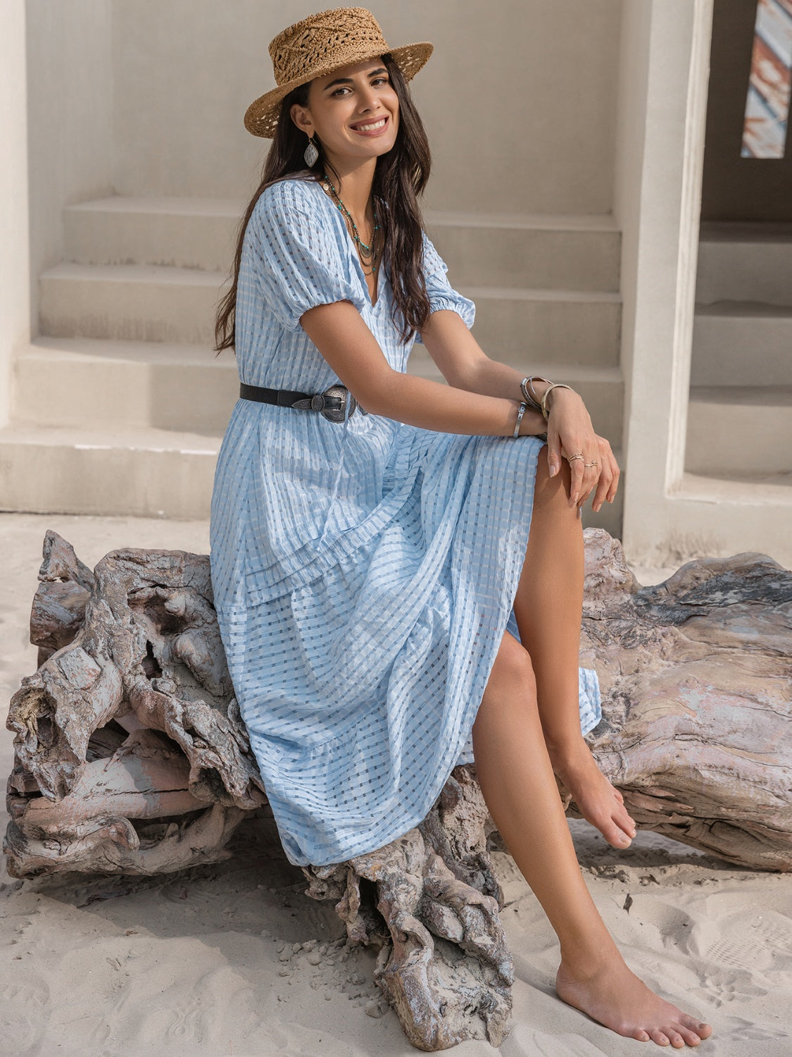 Vestido escalonado con manga globo y cuello anudado