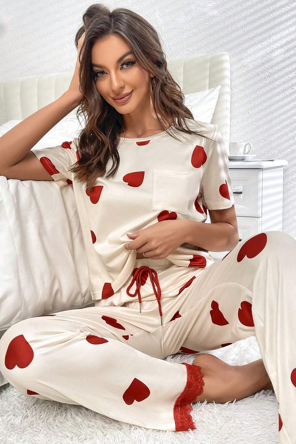 Conjunto de pijama con pantalones y camiseta con dobladillo de encaje y estampado de corazones de San Valentín blanco