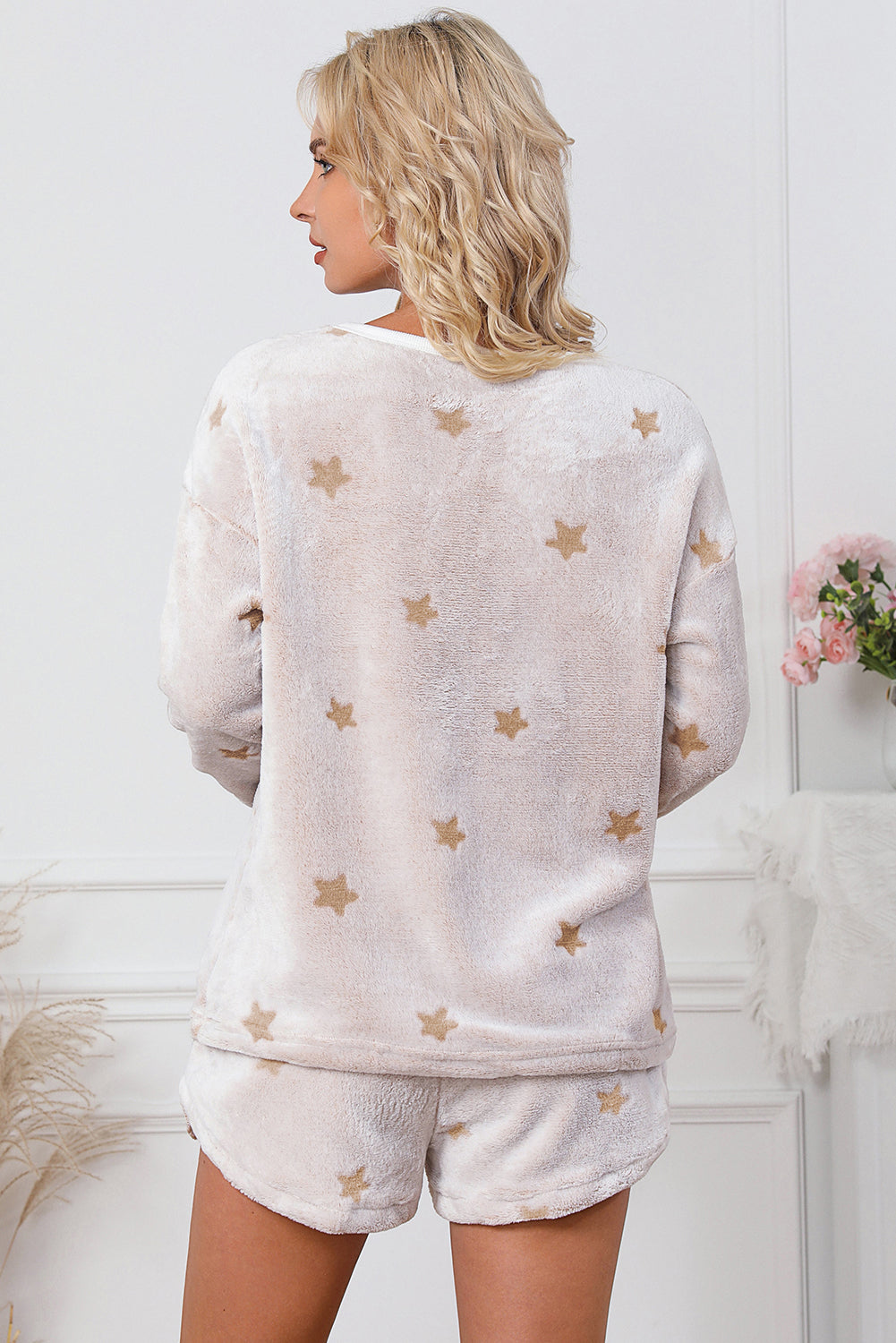 Conjunto de salón de pantalones cortos y jersey de manga larga con estampado de estrellas de felpa blanco