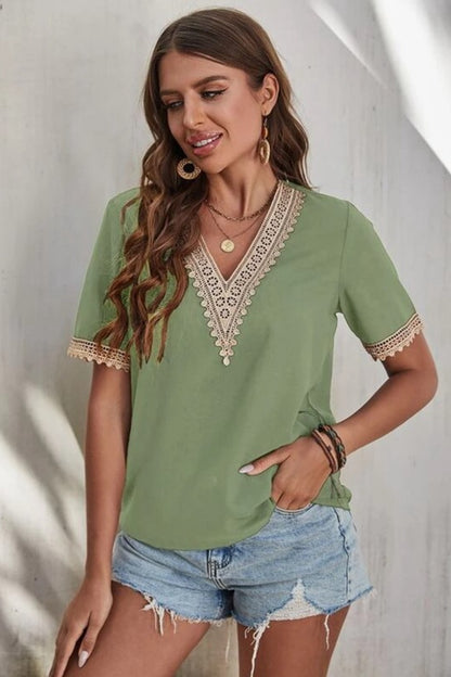 Blusa de manga corta con cuello en V y detalle de encaje de tamaño completo