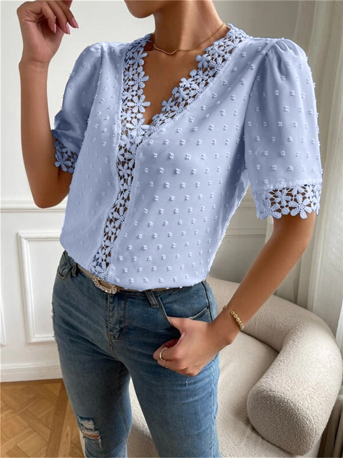 Blusa de manga corta con cuello en V y lunares suizos