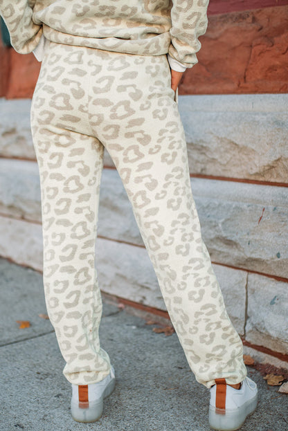 Conjunto de salón con pantalón con cordón y jersey de leopardo blanco