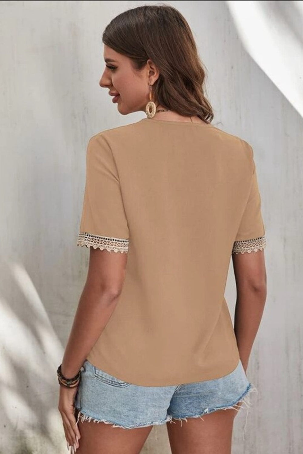 Blusa de manga corta con cuello en V y detalle de encaje de tamaño completo