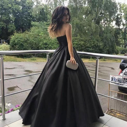 Vestido de noche largo hasta el suelo de satén sencillo con sujetador negro para mujer