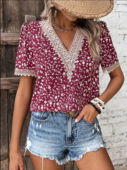 Blusa de manga corta con cuello en V estampada de tamaño completo